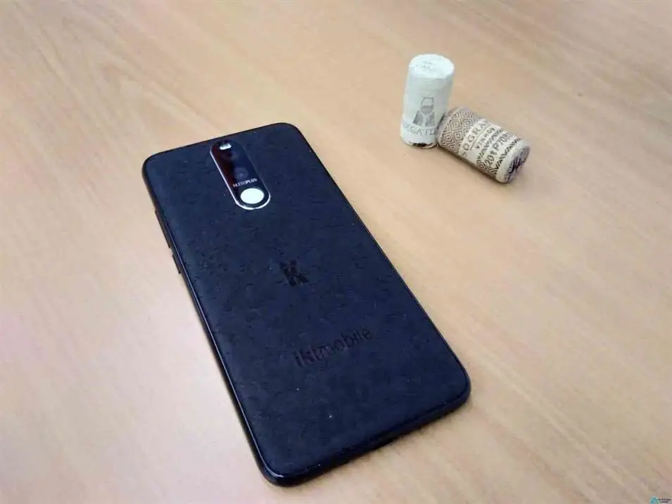 Bless Plus smartphone com cortiça portuguesa