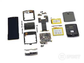 Desmontagem do Motorola Razr considera praticamente impossível reparar