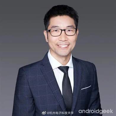 Hou Changlun, professor associado da escola de informação eletrônica da universidade.