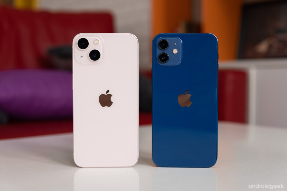 Sim, é um iPhone 13 rosa à esquerda - iPhone 13 vs iPhone 12