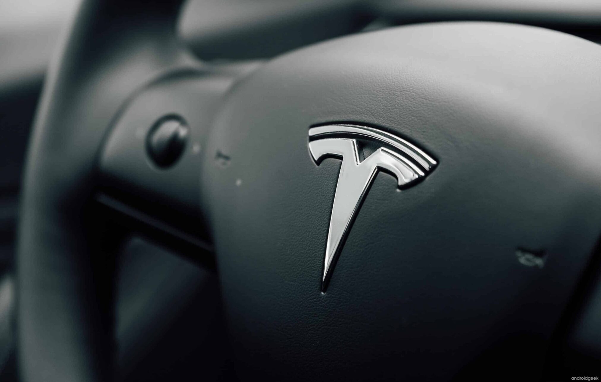 Elon Musk diz que ocorreram 'problemas' que forçaram a Tesla a retirar o mais recente beta de condução autónoma 1