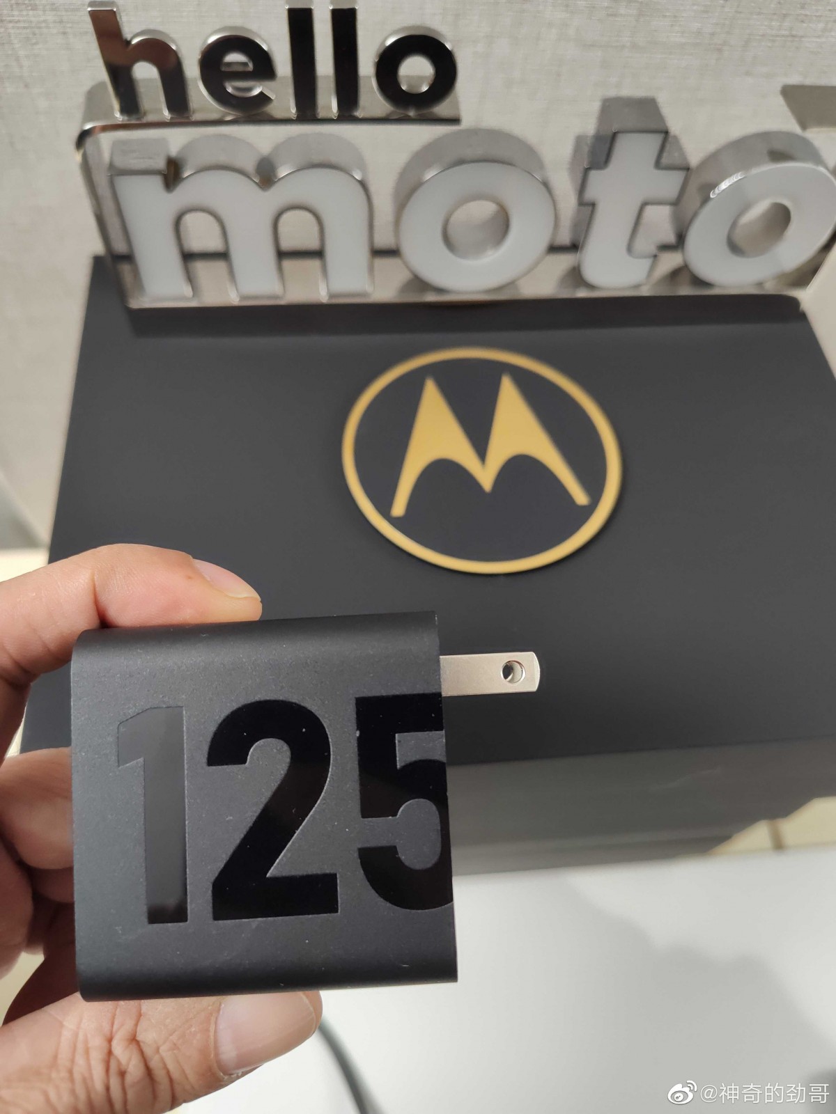 Motorola prepara carregador de 125w com um peso incrível 12