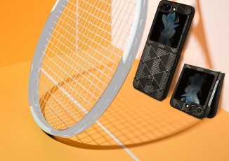 Samsung e Lacoste unem-se para criar acessórios exclusivos para Galaxy Z Fold5 e Flip5 3 Samsung Galaxy Z Flip5 numa capa Lacoste