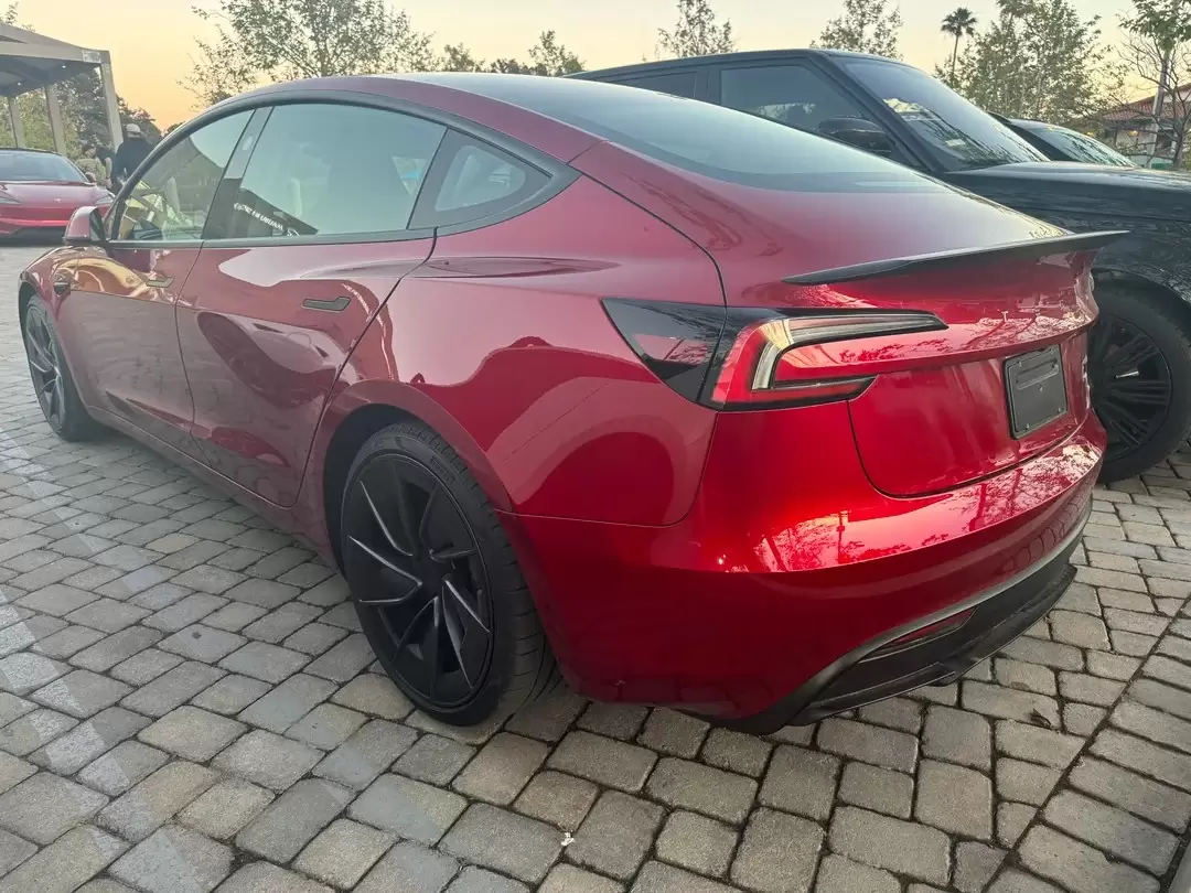 Tesla Model 3 Ludicrous: Fotos exteriores e interiores de tirar o fôlego! 12