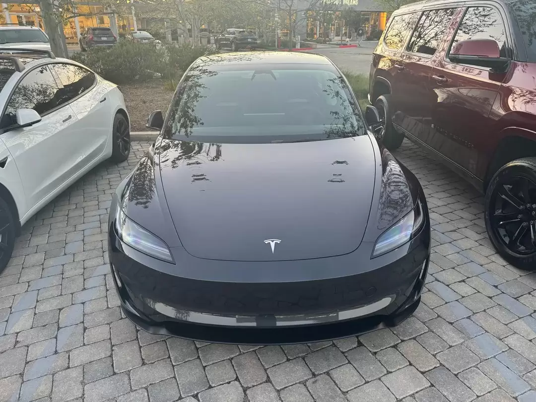 Tesla Model 3 Ludicrous: Fotos exteriores e interiores de tirar o fôlego! 11