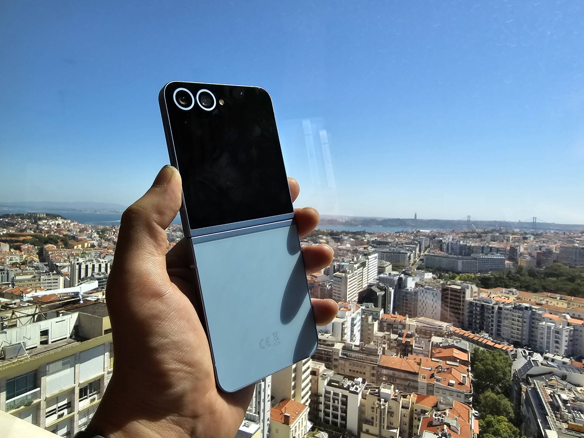 Vamos mergulhar no Samsung Galaxy Z Flip6: Câmara de 50MP e SD 8 Gen 3 num Flip 13