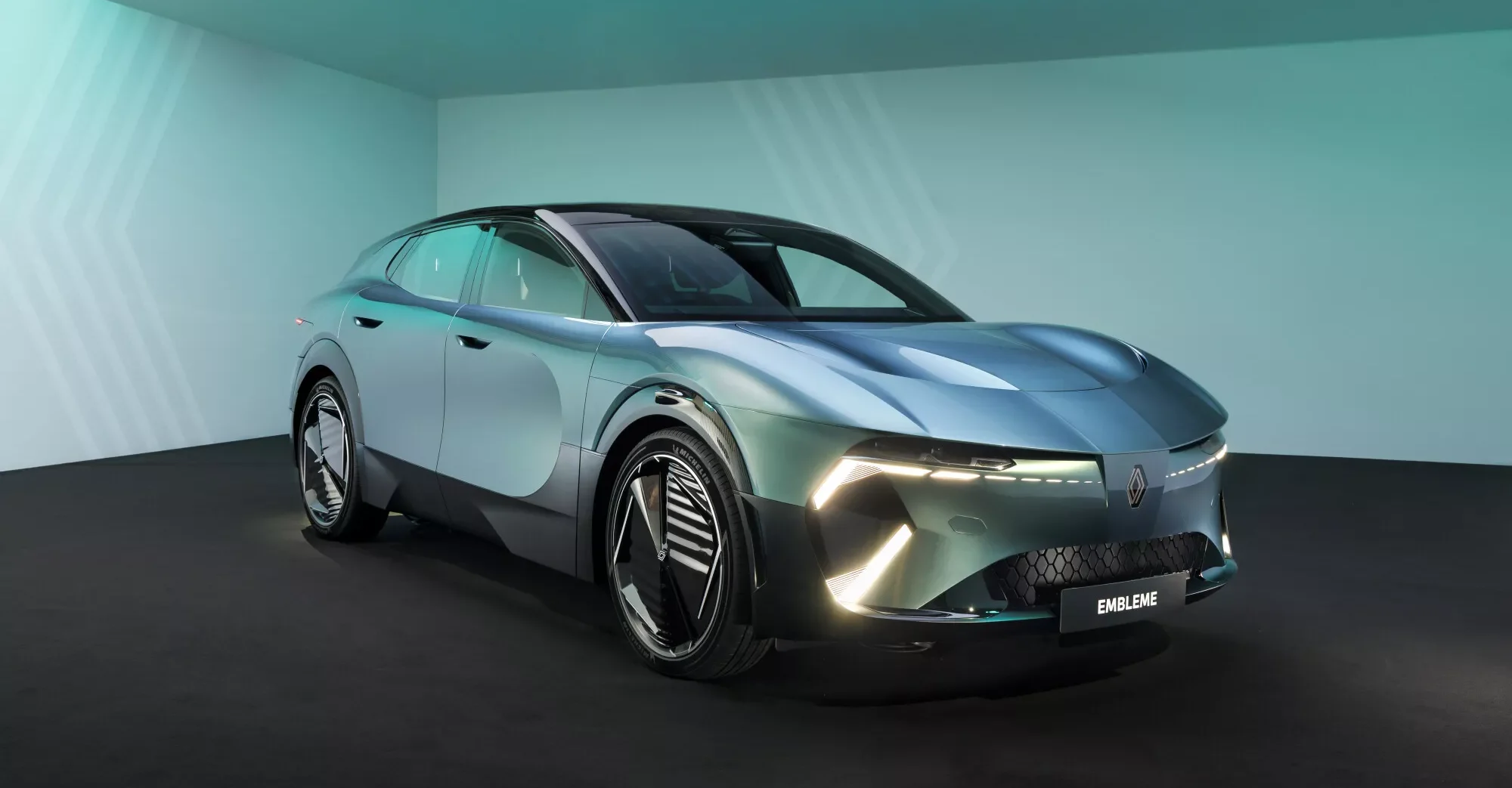 Renault Emblème: o carro do futuro é bonito, familiar e quase sem emissões 1