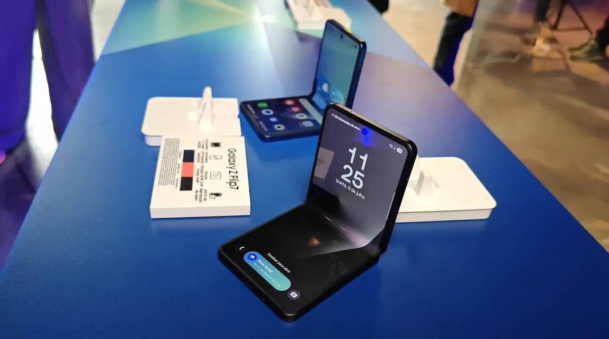 Descubra o novo Galaxy Z Flip 7: mais display, bateria e One UI 8! 2 descubra o novo galaxy z flip 7 mais display bateria e one ui 8 androidgeek 3 e1752070966829