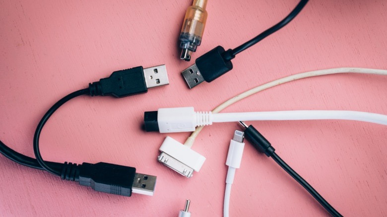 Os cabos USB velhos que tens em casa ainda servem para algo (e não é só carregar)