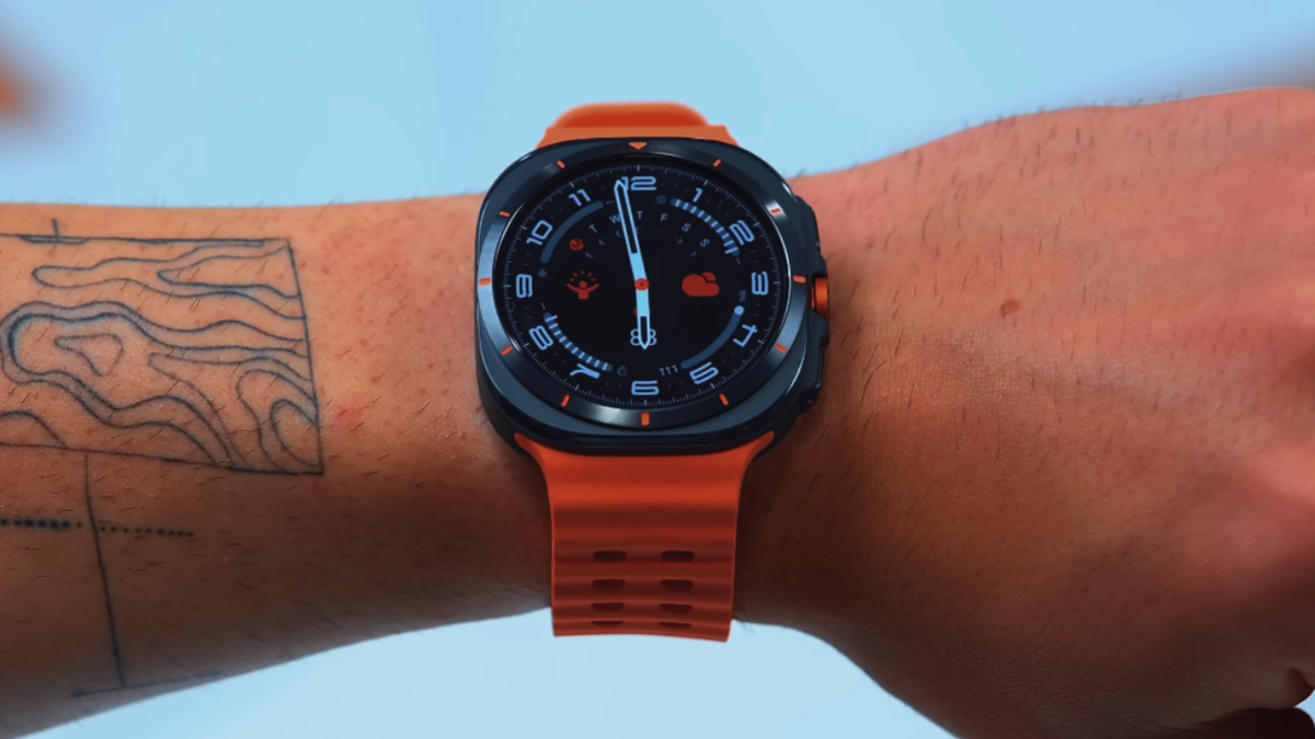 Imagem do Samsung Galaxy Watch Ultra em laranja