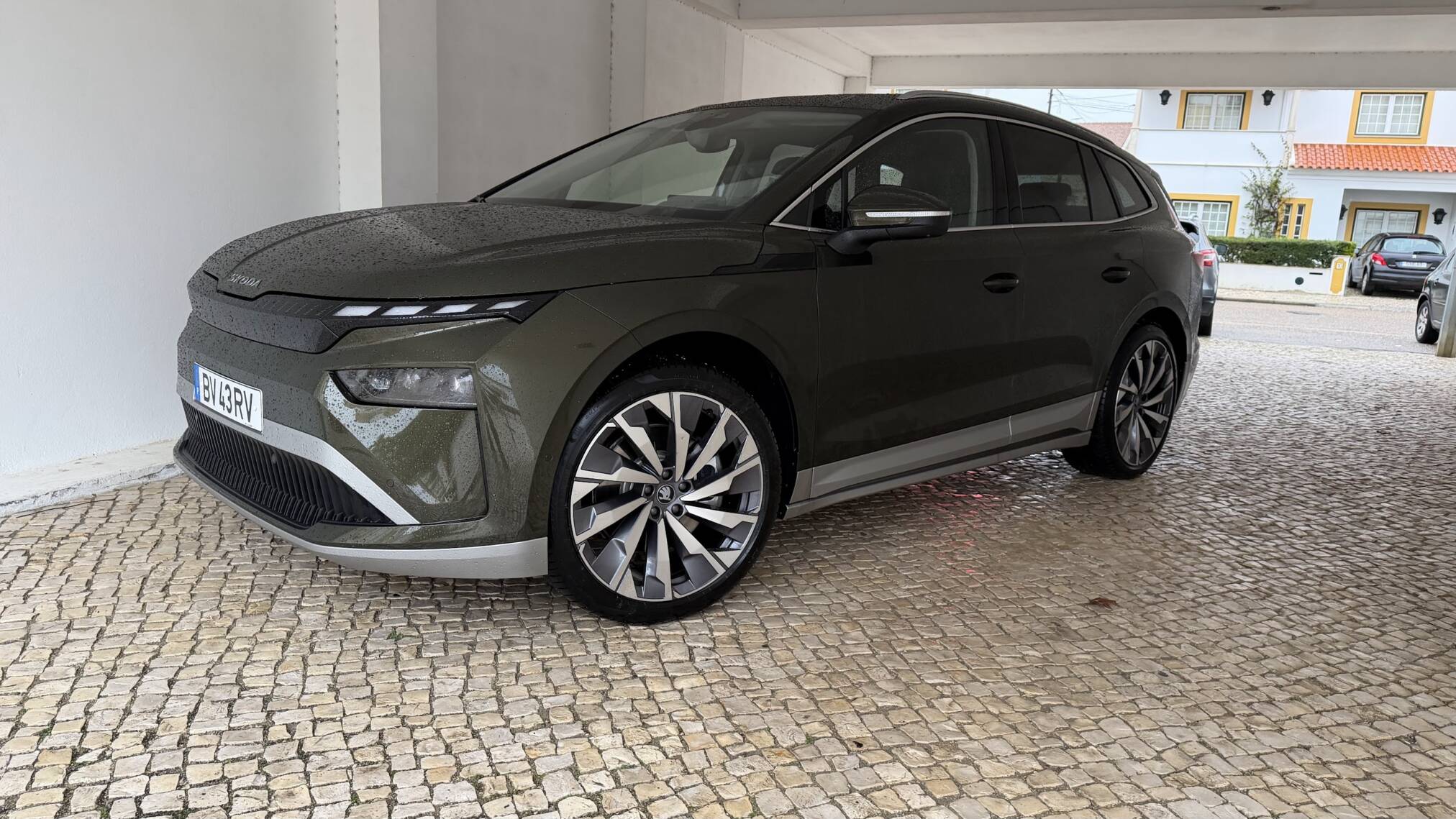 Ensaio Škoda Enyaq 85: Espaço, Conforto e Lógica Familiar!