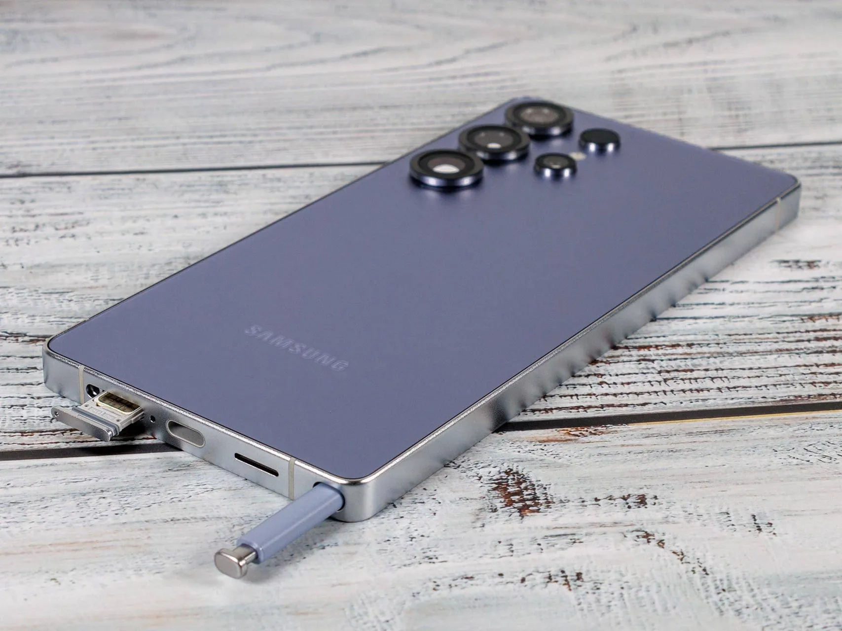 Samsung Galaxy S26 terá carregamento sem fios mais rápido, mas esqueçam os ímanes internos