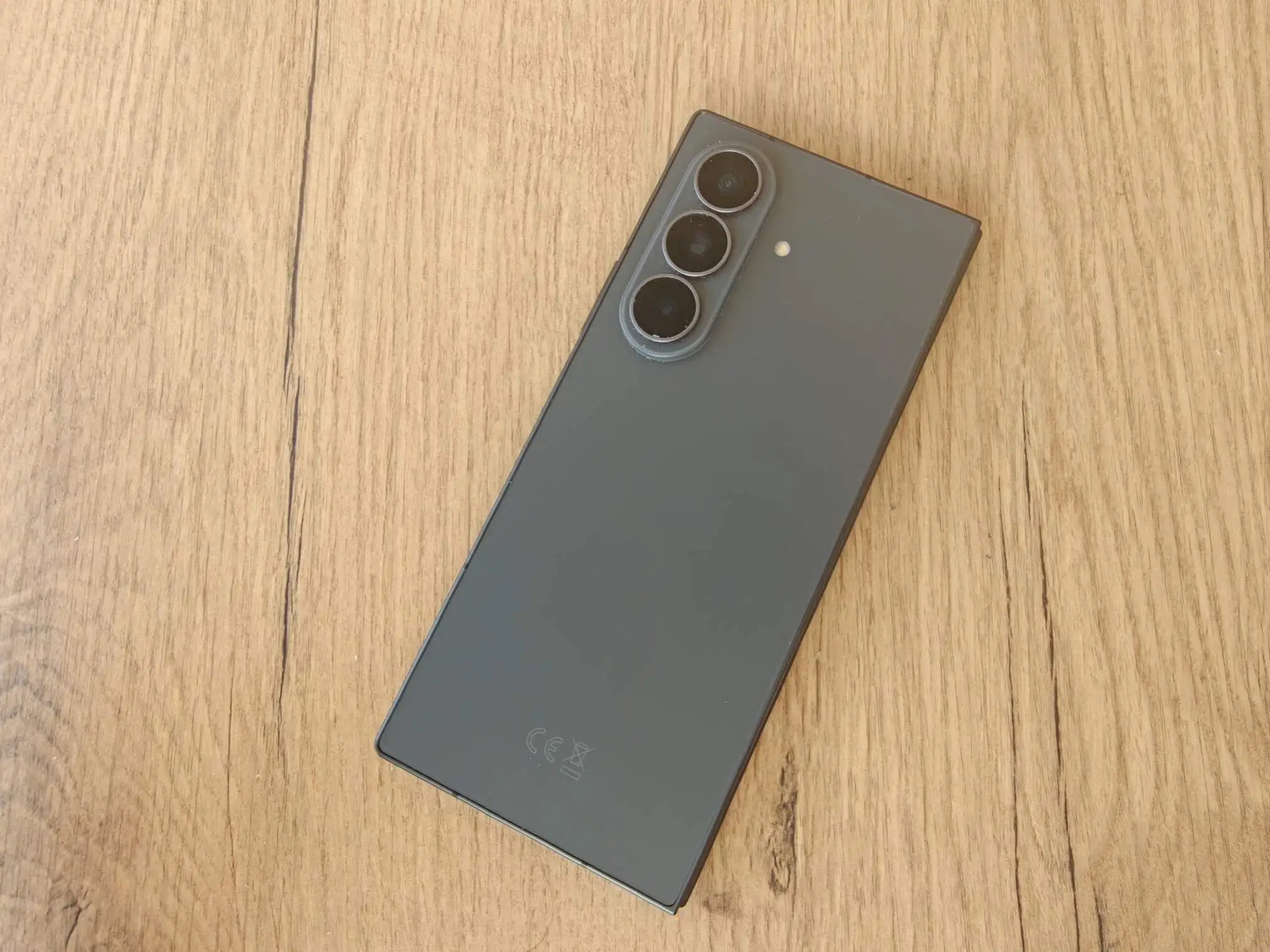 Samsung explica quando a câmara Galaxy Z Fold 8 troca 24MP por 12MP