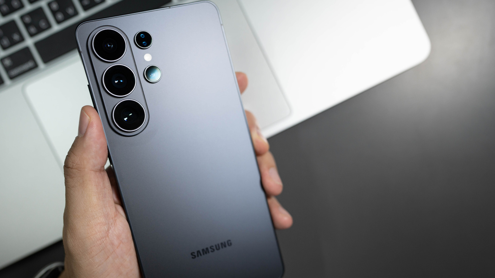 O botão lateral do teu Galaxy faz mais do que imaginas: como personalizar